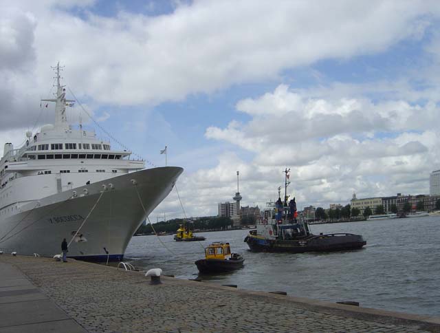 Cruiseschip ms Boudicca van Fred Olsen aan de Cruise Terminal Rotterdam